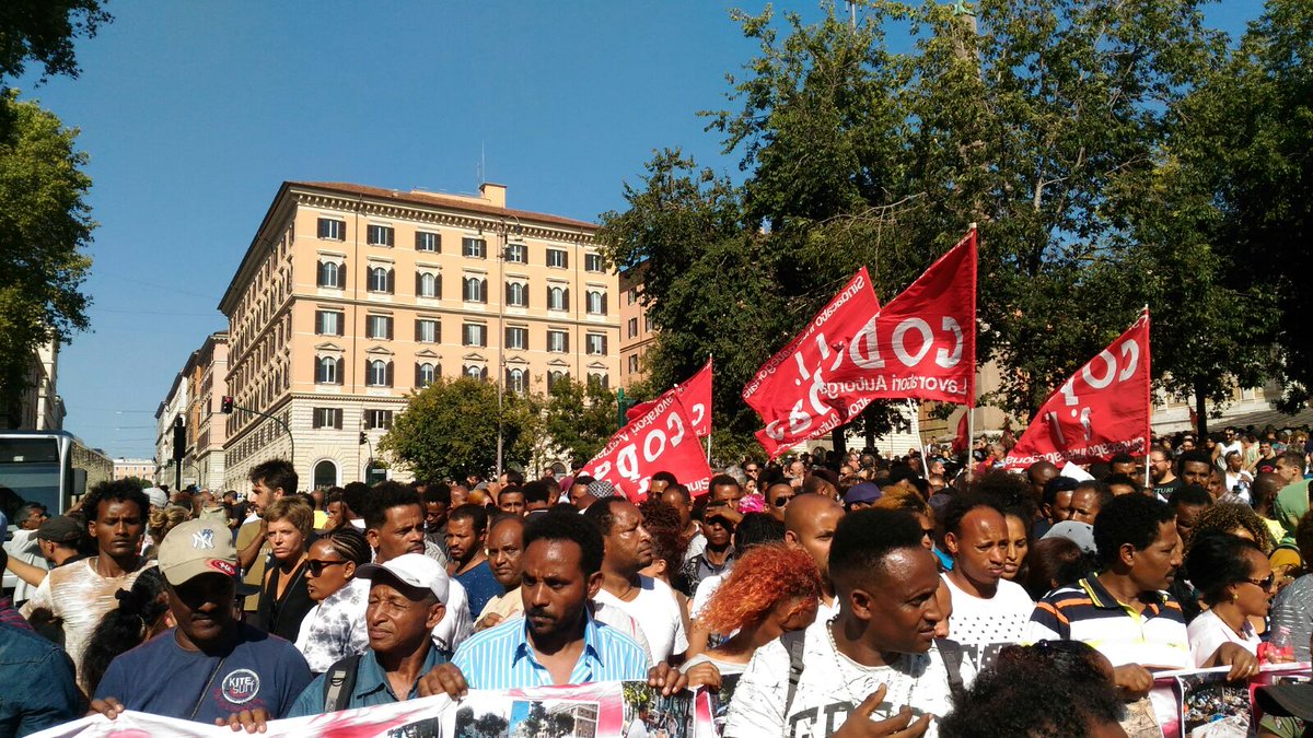 DinamoPress's tweet photo. Il corteo sta per muoversi: diritti, casa, rispetto, dignità. #Roma rifiuta la barbarie razzista e la guerra ai poveri https://t.co/1gwLlL8qHm