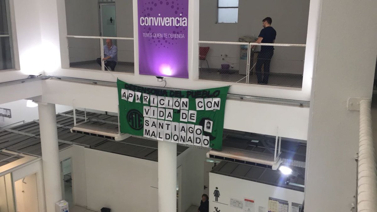 ATEdefeciudad's tweet photo. Lxs Trabajadorxs de la Defensoría del Pueblo CABA estamos en nuestros puestos de trabajo y exigimos saber... donde está Santiago Maldonado? https://t.co/jSKPWpBJes