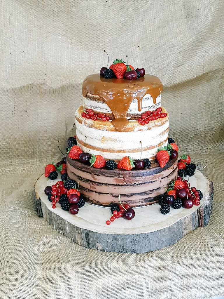 TheRuralFoodCo's tweet photo. #weddingcake #rusticfood https://t.co/YtUSGtzT8m