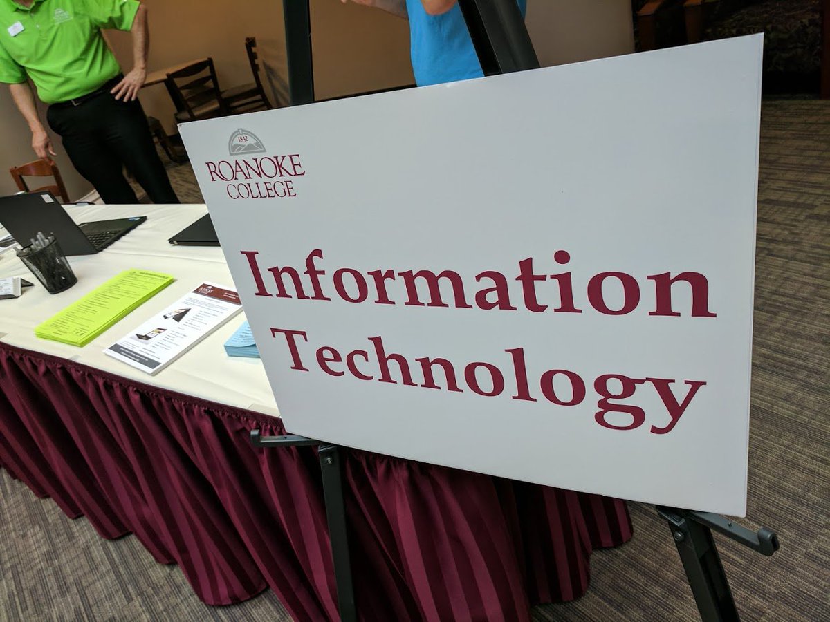 MaroonsITHelp's tweet photo. We have a table setup in The Colket Center if you need Technology Help! #RoanokeCollege #maroons2021 #CollegeStudent https://t.co/MCwdro0pD4
