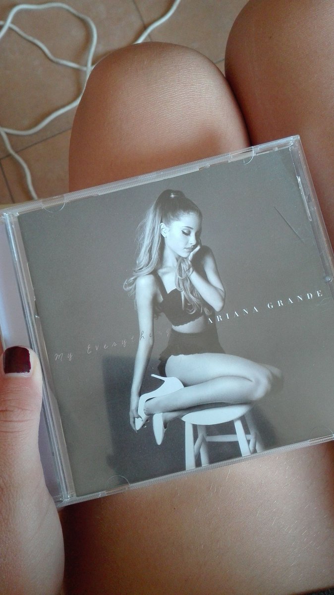 iwillneverfade's tweet photo. @ArianaGrande  #3YearsOfMyEverything  🌸🌸 https://t.co/TICIOfiM2l