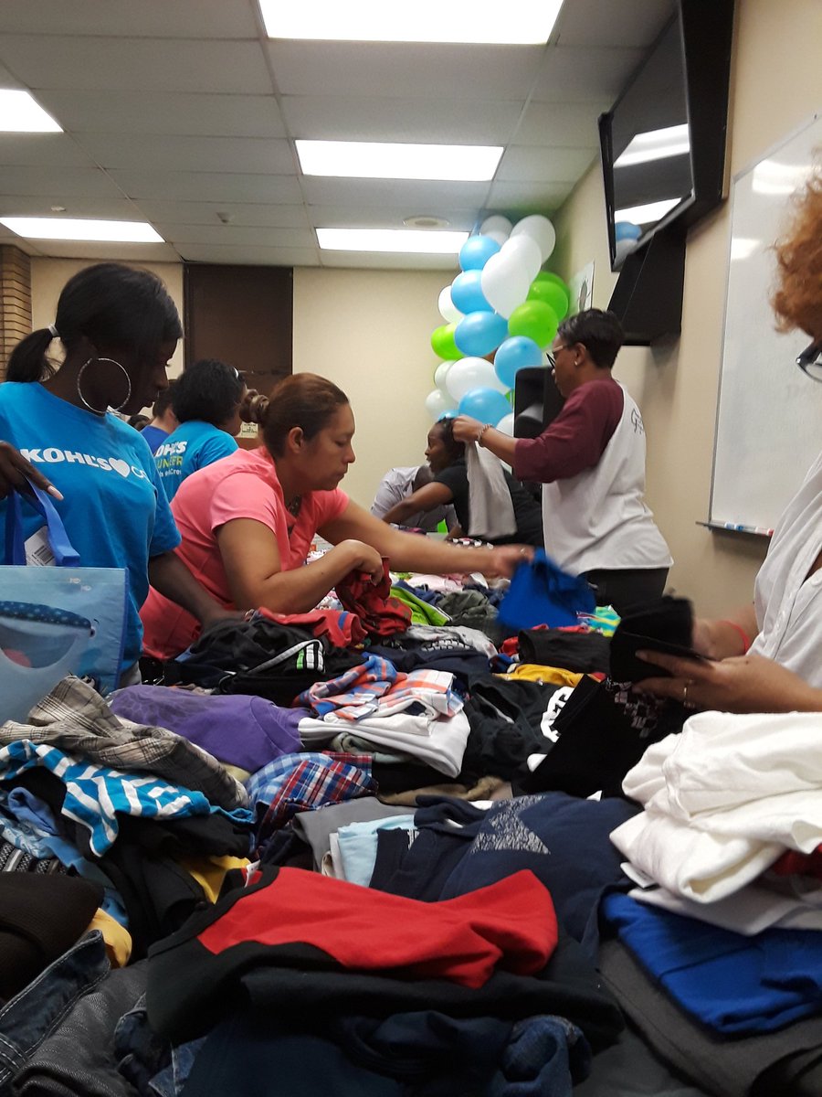 carters_house's tweet photo. So excited that the #GivingboutiqueDAL is finally here! #Cartershouse #Dfwnonprofit #backtoschool https://t.co/mqy1NHrNER