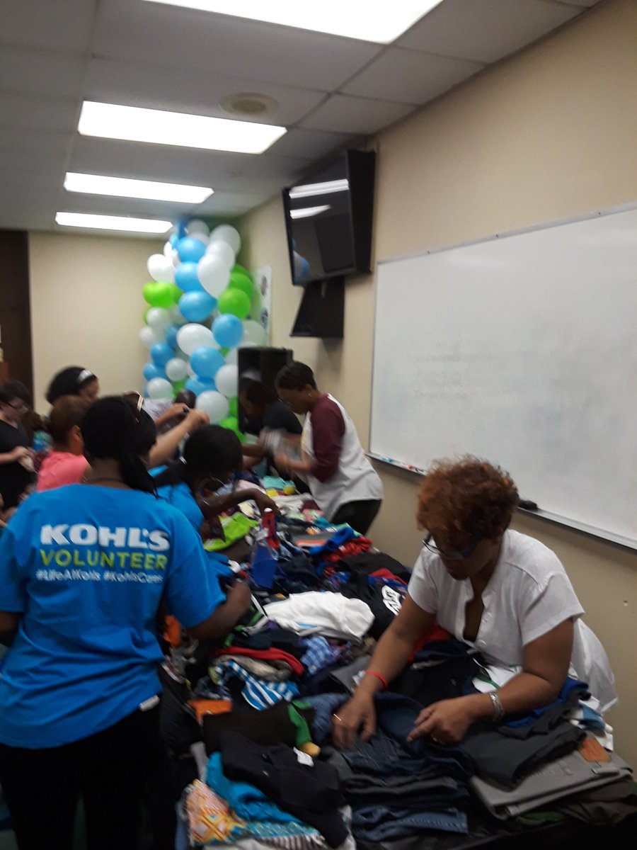 carters_house's tweet photo. So excited that the #GivingboutiqueDAL is finally here! #Cartershouse #Dfwnonprofit #backtoschool https://t.co/mqy1NHrNER