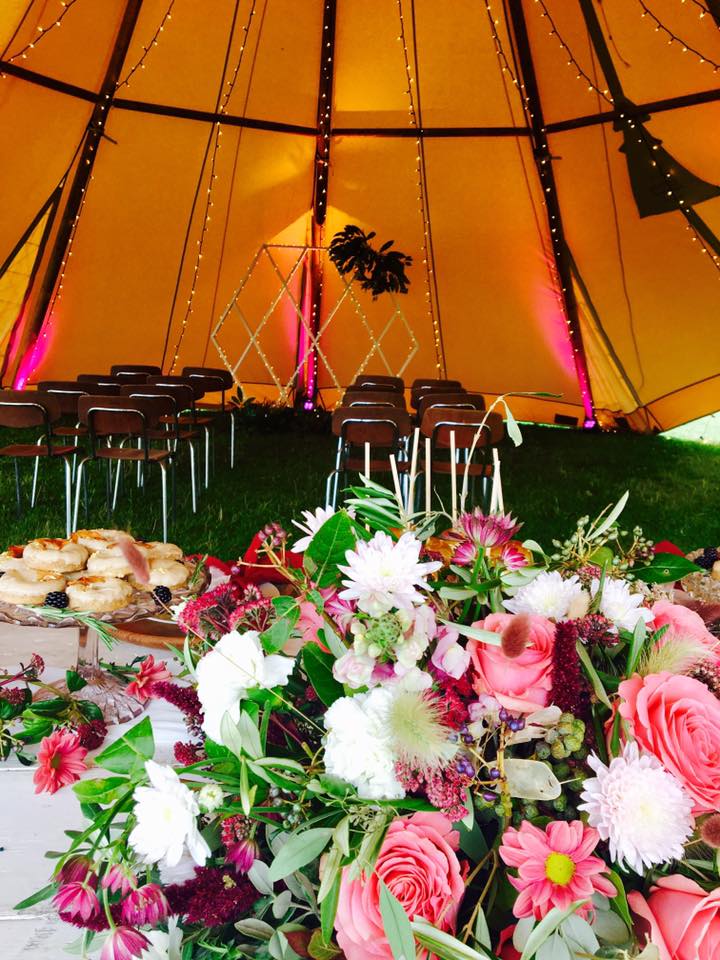 I never get bored of SASSFLOWER arrangements.. each one she creates is simply stunning! ow.ly/tKSN30eE8jD