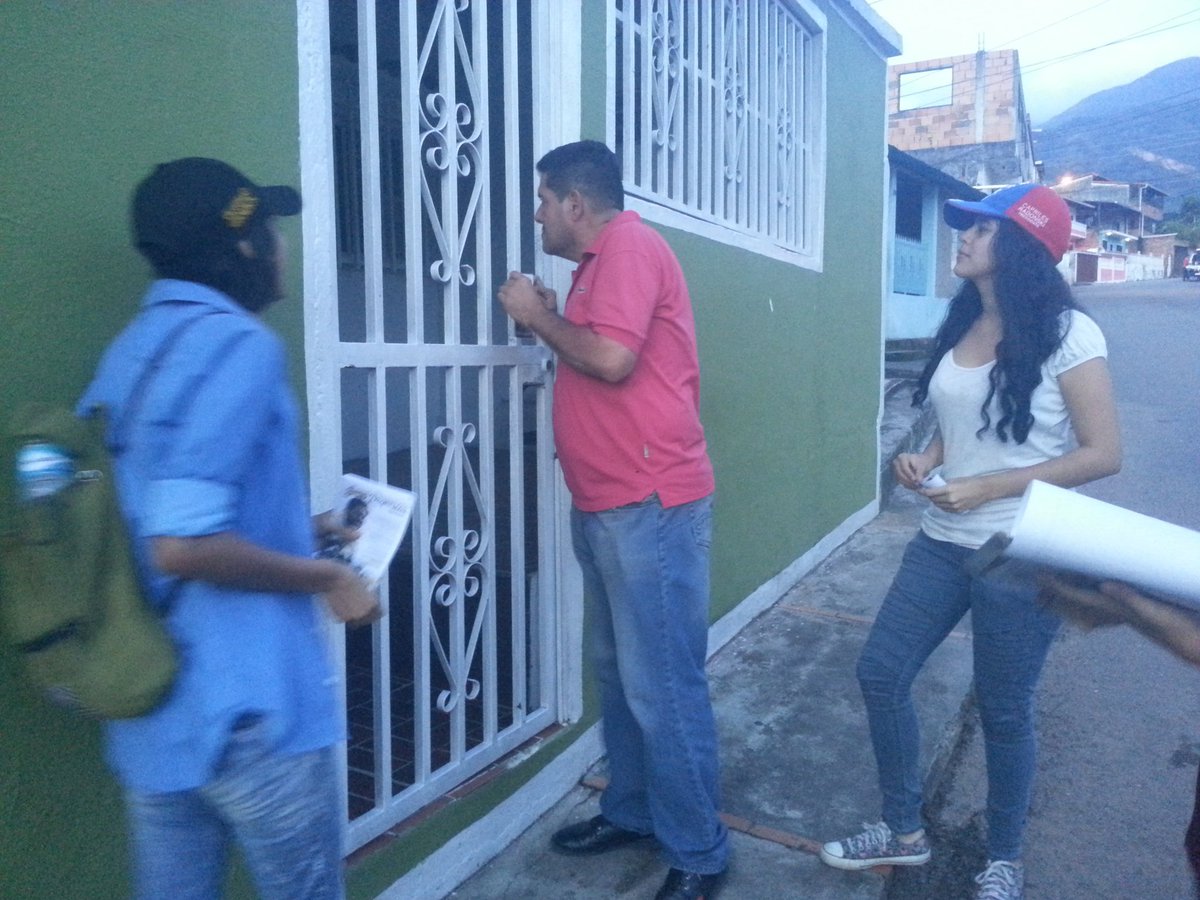 PJAndresBello's tweet photo. Habitantes de Nuestro Municipio, sector Llano de la Cruz escuchando él mensaje de nuestro candidato @juanrequesens https://t.co/ukl8UyF5md