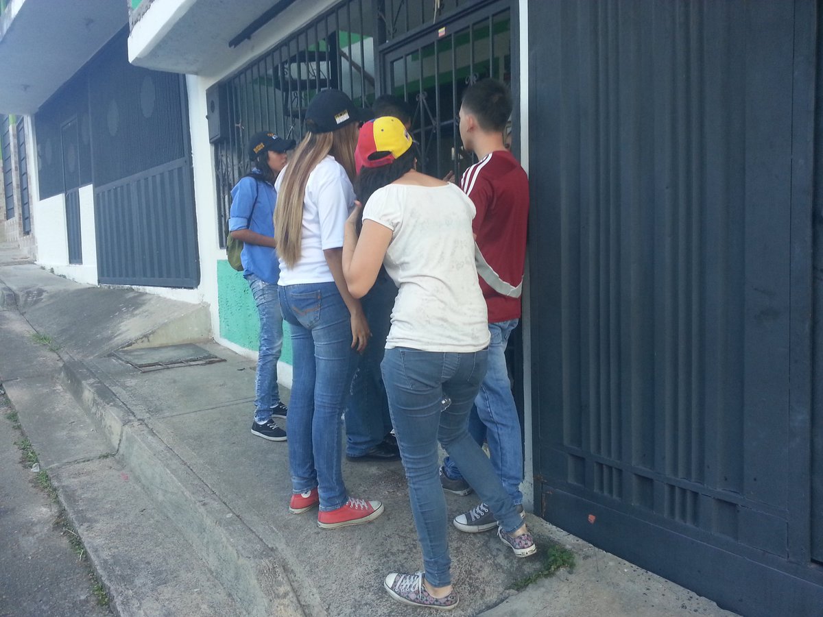PJAndresBello's tweet photo. Habitantes de Nuestro Municipio, sector Llano de la Cruz escuchando él mensaje de nuestro candidato @juanrequesens https://t.co/ukl8UyF5md