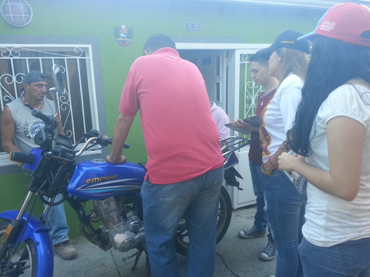 PJAndresBello's tweet photo. Habitantes de Nuestro Municipio, sector Llano de la Cruz escuchando él mensaje de nuestro candidato @juanrequesens https://t.co/ukl8UyF5md