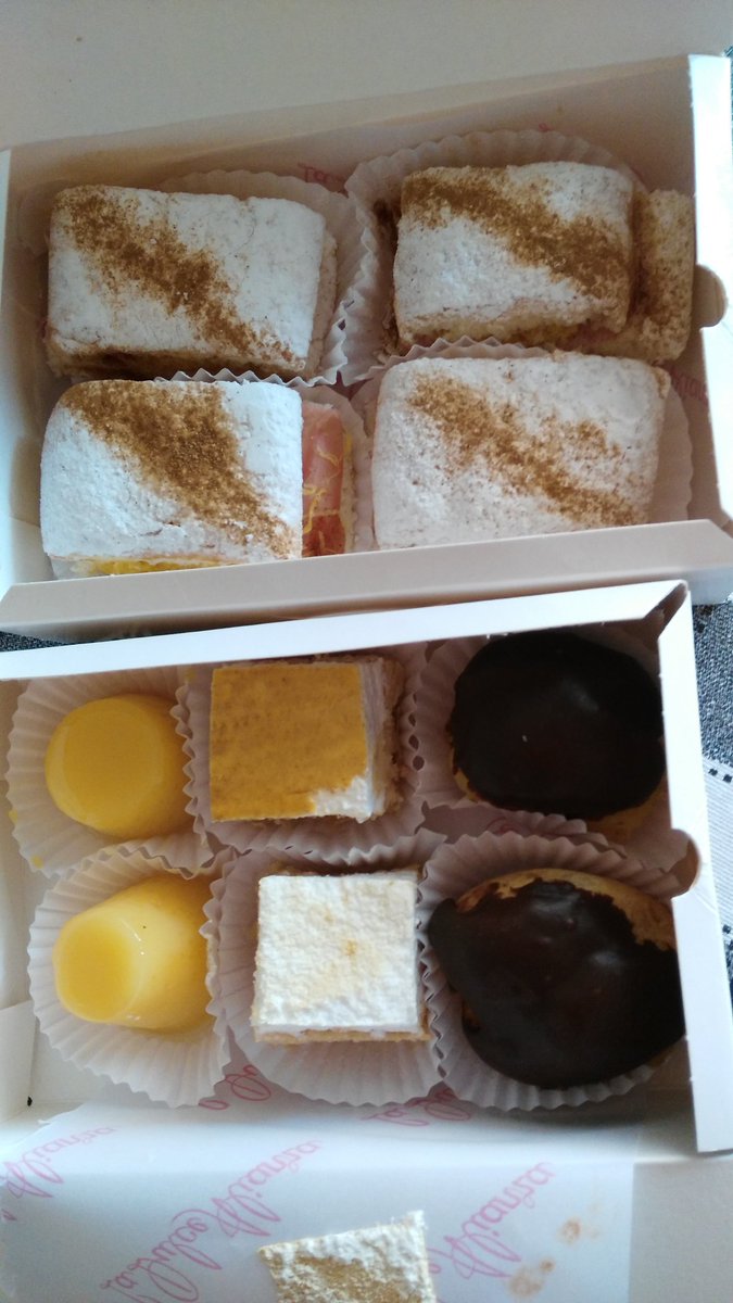 patricia815's tweet photo. A disfrutar mi merienda de @LaDulceAlianza , regalazo de @interalmeriatv. #10añoscontigo #FelizSabado #FeriadeAlmeria2017 https://t.co/WeMWfWhUdI