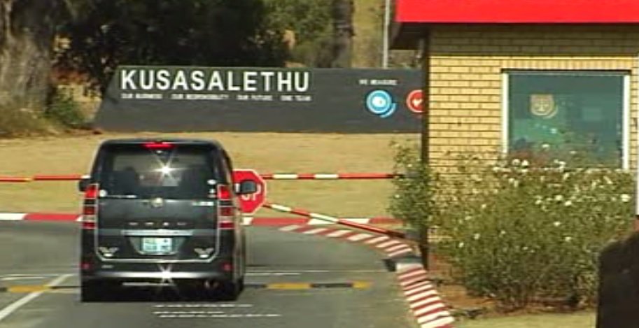 UMXHOLO:Lisaqhuba iphulo lokuhlangula abasebenzsi mgodini abahlanu nabavaleleke emathunjini omhlaba kumgodi i-Kusasalethu e-Carltonville