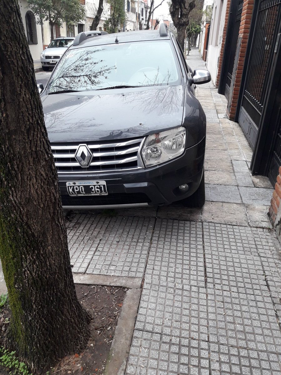 sebascietti's tweet photo. @gcba que hacemos con este Vecino tan amable que no le gusta q la gente pase por la vereda? https://t.co/7mXFlT1OLA
