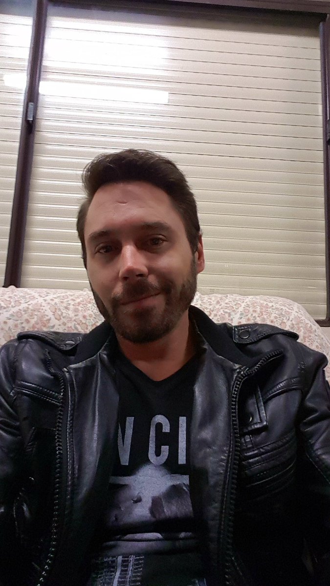 BenSonicz's tweet photo. #Selfie
Drinking beers, chilling w/ tunes, after a great season from the boys!🍐BRING ON SEPTEMBER! #Beers #Gothepower #Finals https://t.co/u1WWMULmxJ