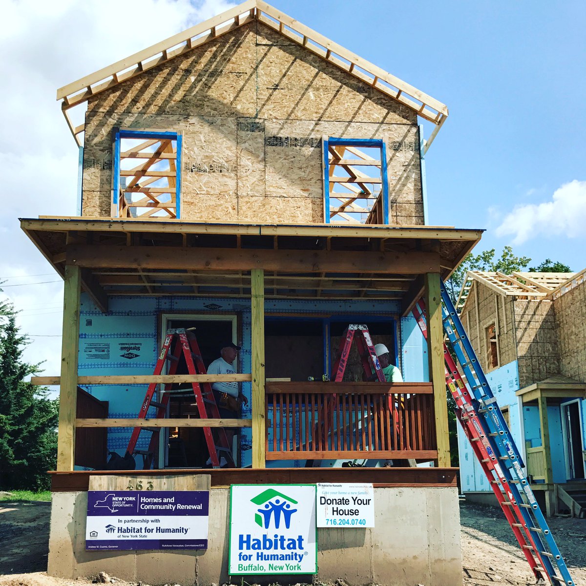 HabitatBuffalo's tweet photo. Building in the sunshine βοΈ
#webuildbuffalo https://t.co/qFs7jfC62m