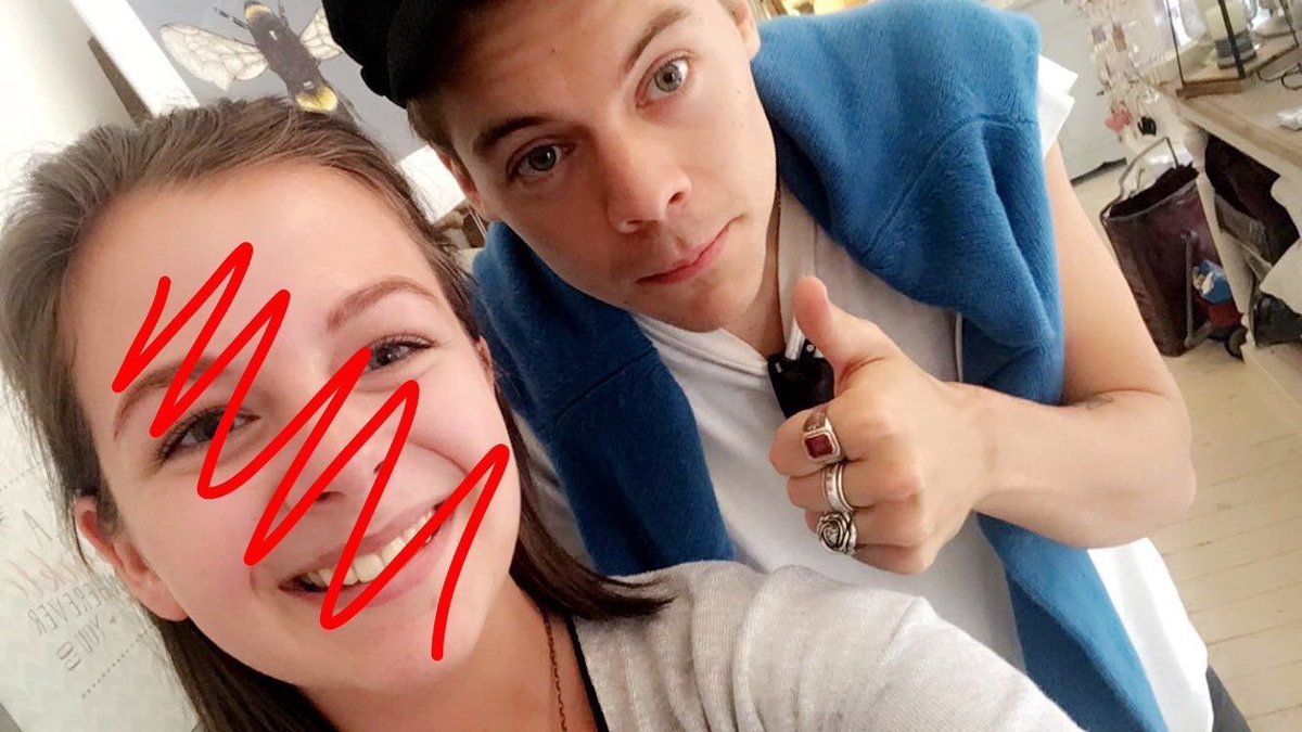 HarryStylesSPN's tweet photo. Harry con una fan hoy: https://t.co/OPNAiro6S1