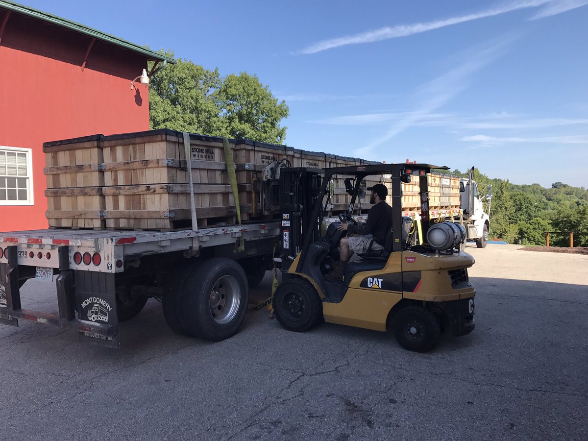StoneHillWinery's tweet photo. 19.5 tons of Vidal grapes π just arrived and now are being pressed. #MOwine #winery #harvest #vidalgrape #grapeharvest https://t.co/QftHLBvRek