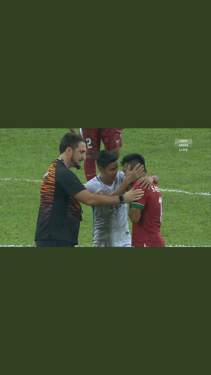 ArAsyikin's tweet photo. Indonesians bakar bendera kita, cakap kita malingsial, insult us and such tapi kita cool. Sebab kita percaya kita serumpun. #MASvsINA https://t.co/JsNQjjqnA4