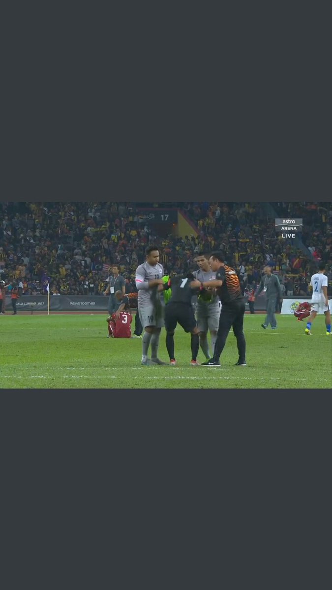 ArAsyikin's tweet photo. Indonesians bakar bendera kita, cakap kita malingsial, insult us and such tapi kita cool. Sebab kita percaya kita serumpun. #MASvsINA https://t.co/JsNQjjqnA4