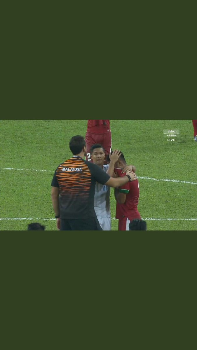 ArAsyikin's tweet photo. Indonesians bakar bendera kita, cakap kita malingsial, insult us and such tapi kita cool. Sebab kita percaya kita serumpun. #MASvsINA https://t.co/JsNQjjqnA4