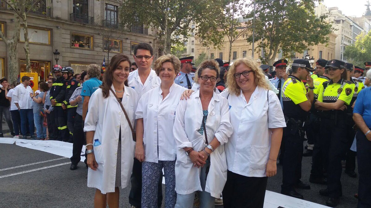 hospitaldelmar's tweet photo. Grans professionals! @hospitaldelmar i Cuap Peracamps a la capçalera de la manifestació Gràcies!!! #NoTenimPor https://t.co/jchaahYGWD