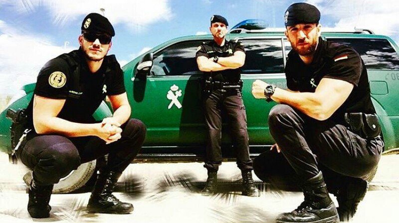 guardiacivil's tweet photo. @ManuelBartual .@ManuelBartual si vienes a la @guardiacivil encontrarás a los mejores cazaclones
Los GRS son expertos en búsquedas y te protegerán https://t.co/AFVhpzKvAX