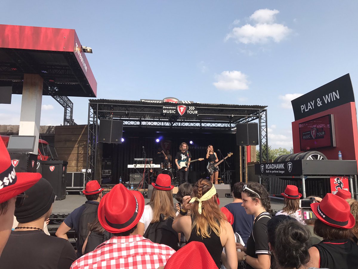 bullesdeculture's tweet photo. Sur scène, #elements4, grand gagnant de Firestone Music ! #firestone #rockenseine #res2017 https://t.co/g2NgBi4NTh