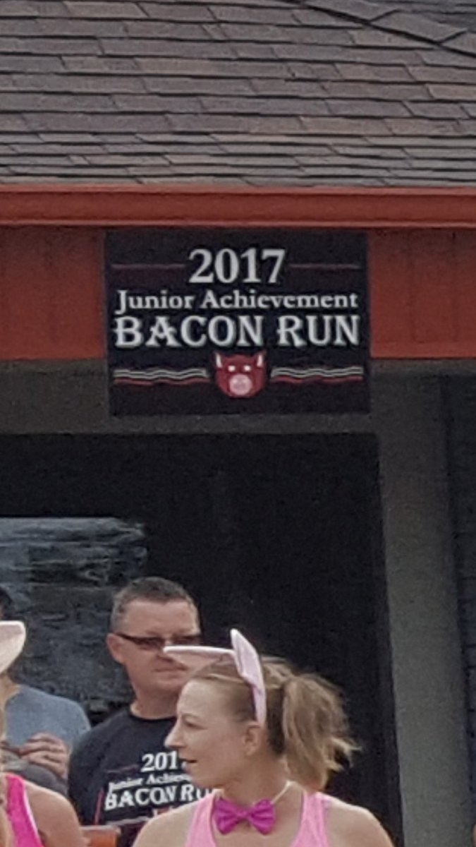 nsuwolves_tfcc's tweet photo. Wolves XC crew volunteering at the #juniorachievement #baconrun 5k this morning... https://t.co/WYN7tINWTh