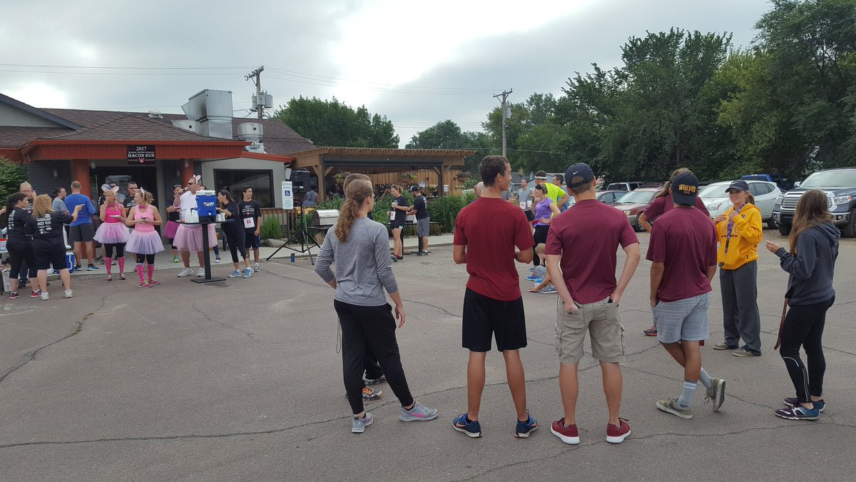 nsuwolves_tfcc's tweet photo. Wolves XC crew volunteering at the #juniorachievement #baconrun 5k this morning... https://t.co/WYN7tINWTh