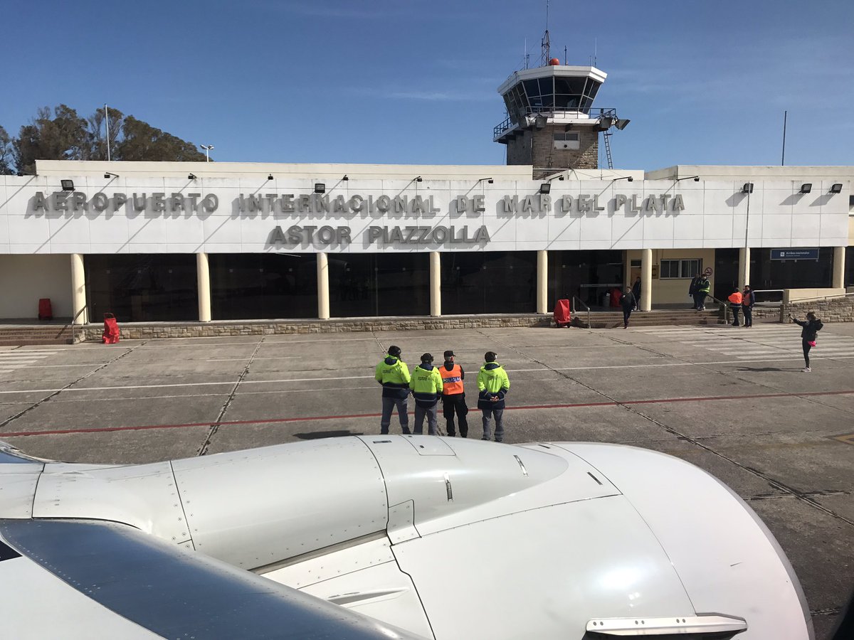 Floxie10's tweet photo. Un gusto conocerlos #TeamMDQ de @Aerolineas_AR !!! #TeamTrafico! Gracias!!!! 🙌🏻❤️🇦🇷🛫 #MardelPlata @piscoriosleoz https://t.co/tbFH4iM9zs