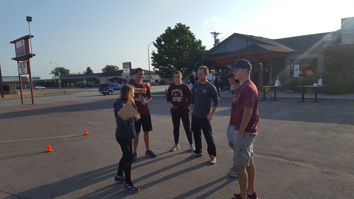 nsuwolves_tfcc's tweet photo. Wolves XC crew volunteering at the #juniorachievement #baconrun 5k this morning... https://t.co/WYN7tINWTh