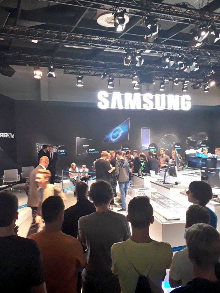 TaubenKoenig's tweet photo. @PietSmiet_Club Letzte Autogrammstunde der #Gamecom2017
Dieser Fanservice :D https://t.co/7BF7GedaDr