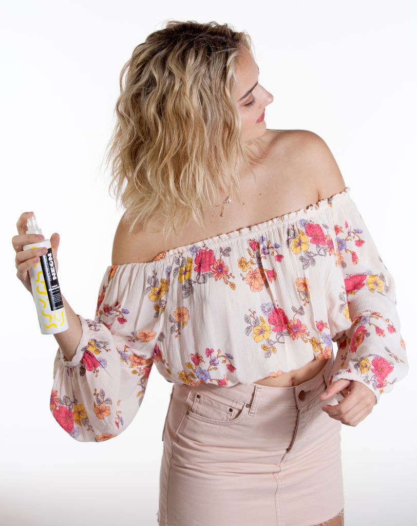 #BackToSchool styles made easy with Neon! Achieve <a href="/suedebrooks/">SUEDE BROOKS</a>’ wavy ‘do with the how-to on our Insta! bit.ly/2taVy40