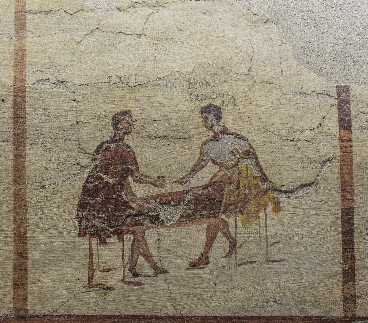 antigua_roma's tweet photo. En este fresco aparecen dos jugadores de dados. El 1º dice: lo logré (ganar) y el otro contesta: no has sacado un 3 sino un 2. https://t.co/BRWaZjllmu