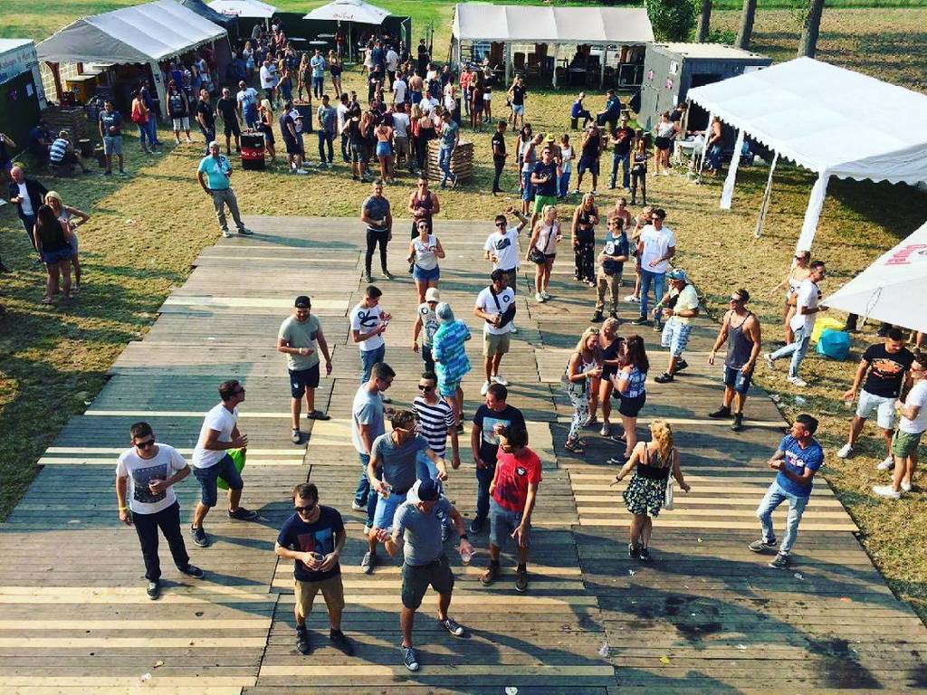 FuzzMagazine's tweet photo. Een prachtige dag voor een klein festivalletje. #afterhype #fuzzontour https://t.co/IprMzDot0n https://t.co/uBkjOEEAi0