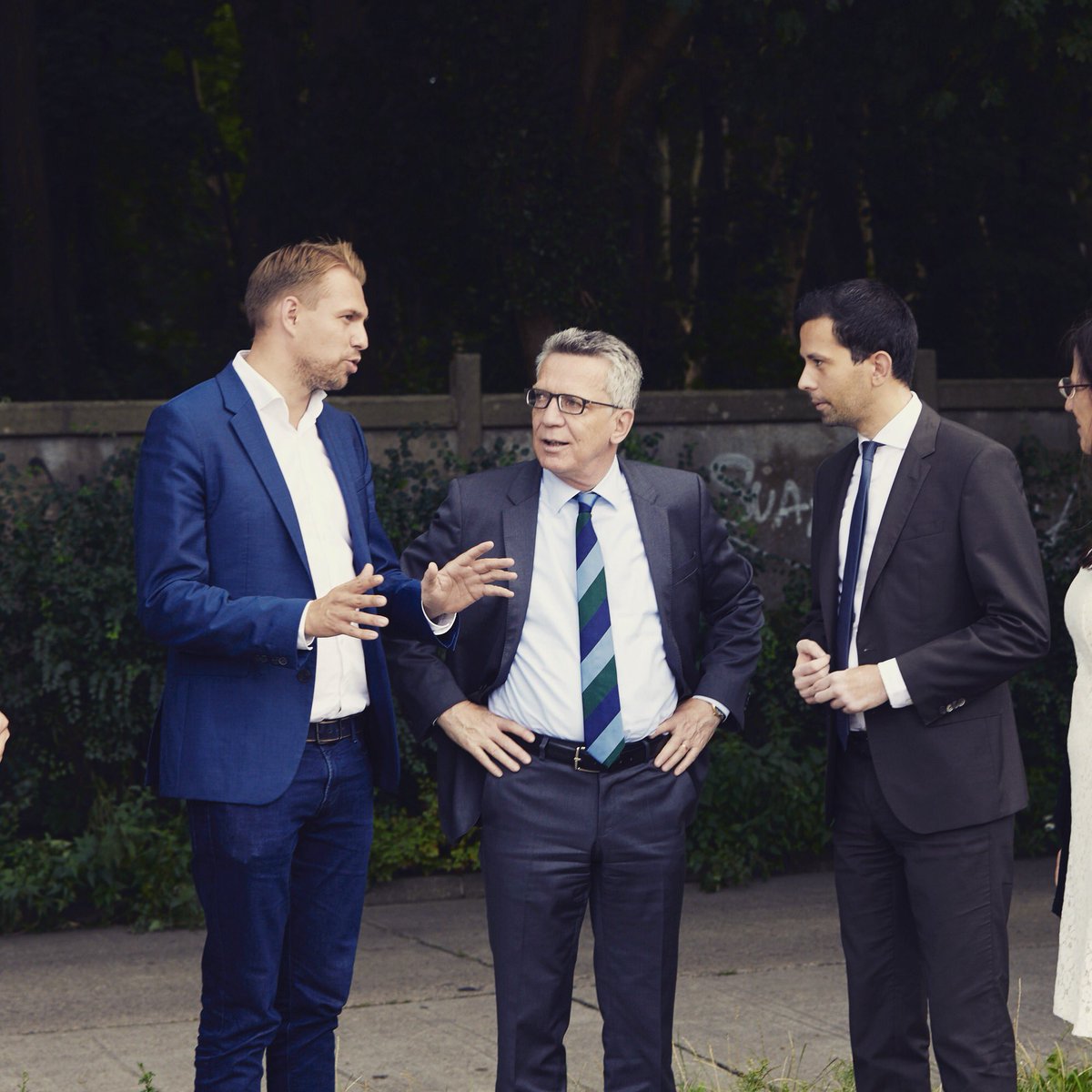 dannyfreymark's tweet photo. Ein toller Gesprächspartner und #Bundesminister. Thomas De Maizière in #Hohenschönhausen in der #Eliteschule des Sports mit Martin #Pätzold. https://t.co/HT3DYQR5Ae