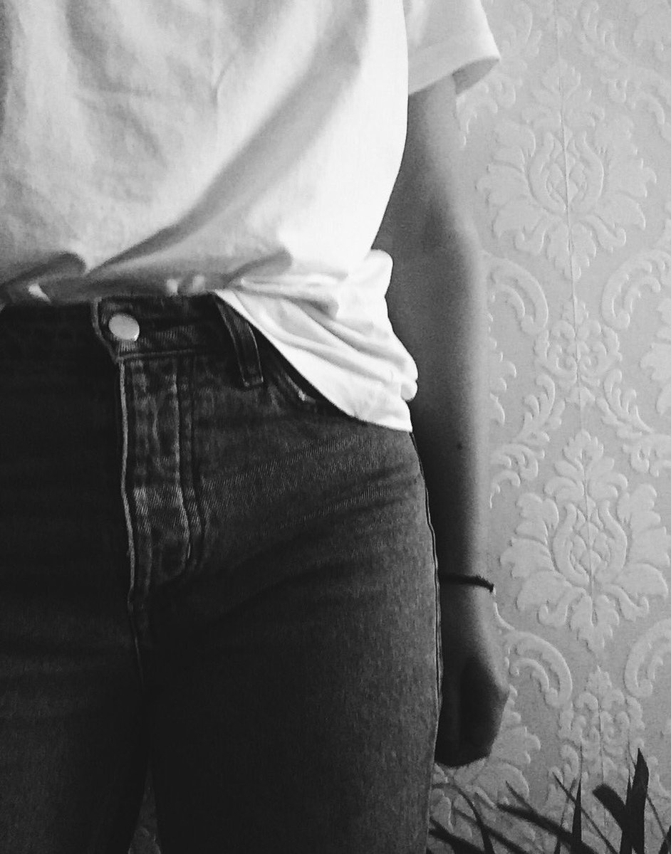 useyourvoiceSTM's tweet photo. #blackandwhite #simple #outfit #simpletee #momjeans #minimalism #vegan #blogger #blogger_de https://t.co/61vgJZizpF