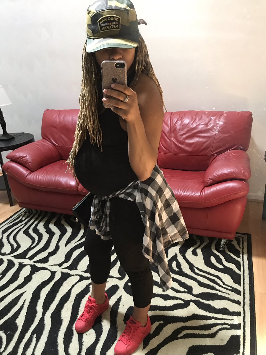 _143MaryJane's tweet photo. Dat one piece though #35week #biggbayybee https://t.co/kRkKK3Lo75