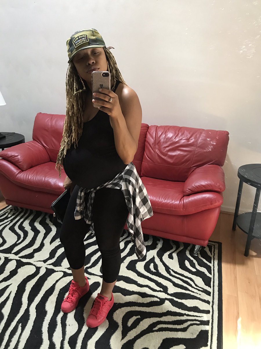 _143MaryJane's tweet photo. Dat one piece though #35week #biggbayybee https://t.co/kRkKK3Lo75
