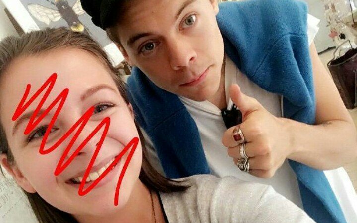 hazzashawnbr's tweet photo. Harry com uma fã hoje.
#srtstyles @Harry_Styles https://t.co/DY83pqpV2b