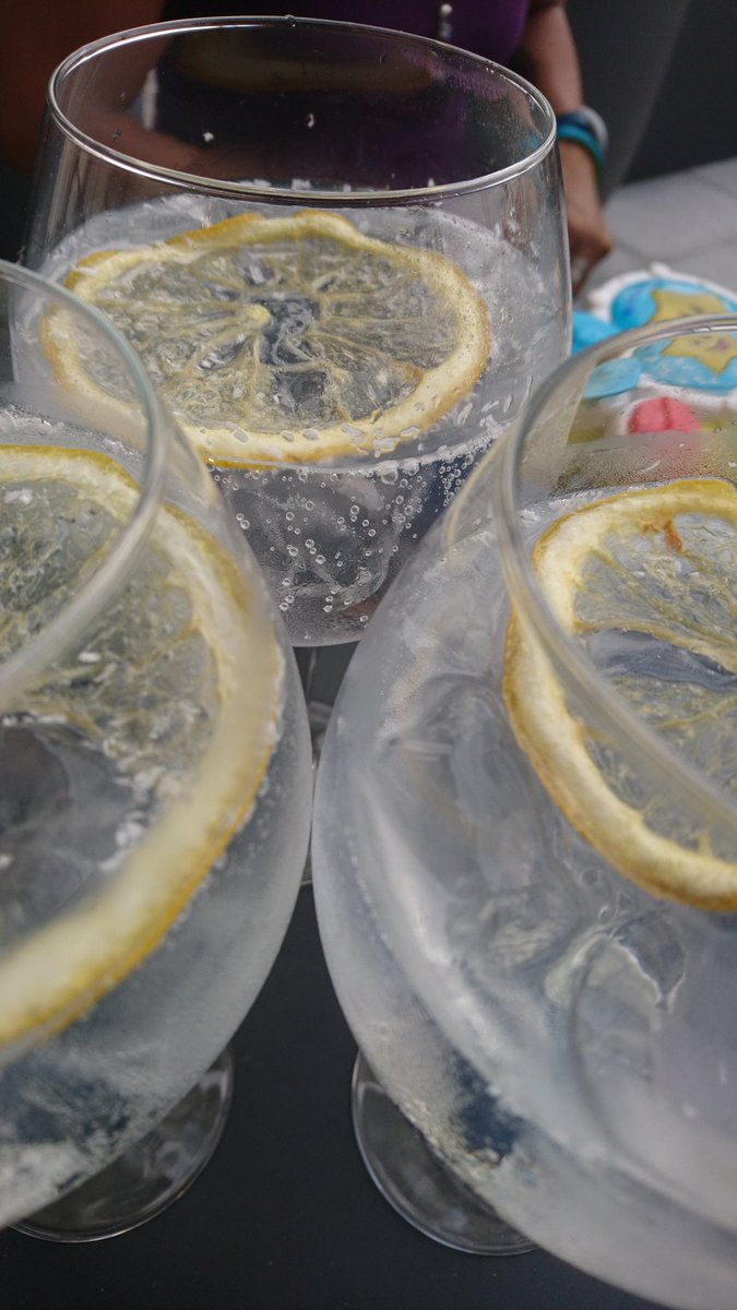 ZPGO20's tweet photo. @Gzlargirl @adamthreadgall #GinAndTonic #gin #pierhotel #walk #steppage #sea #freshairisfree x https://t.co/dlMdSzOPDS