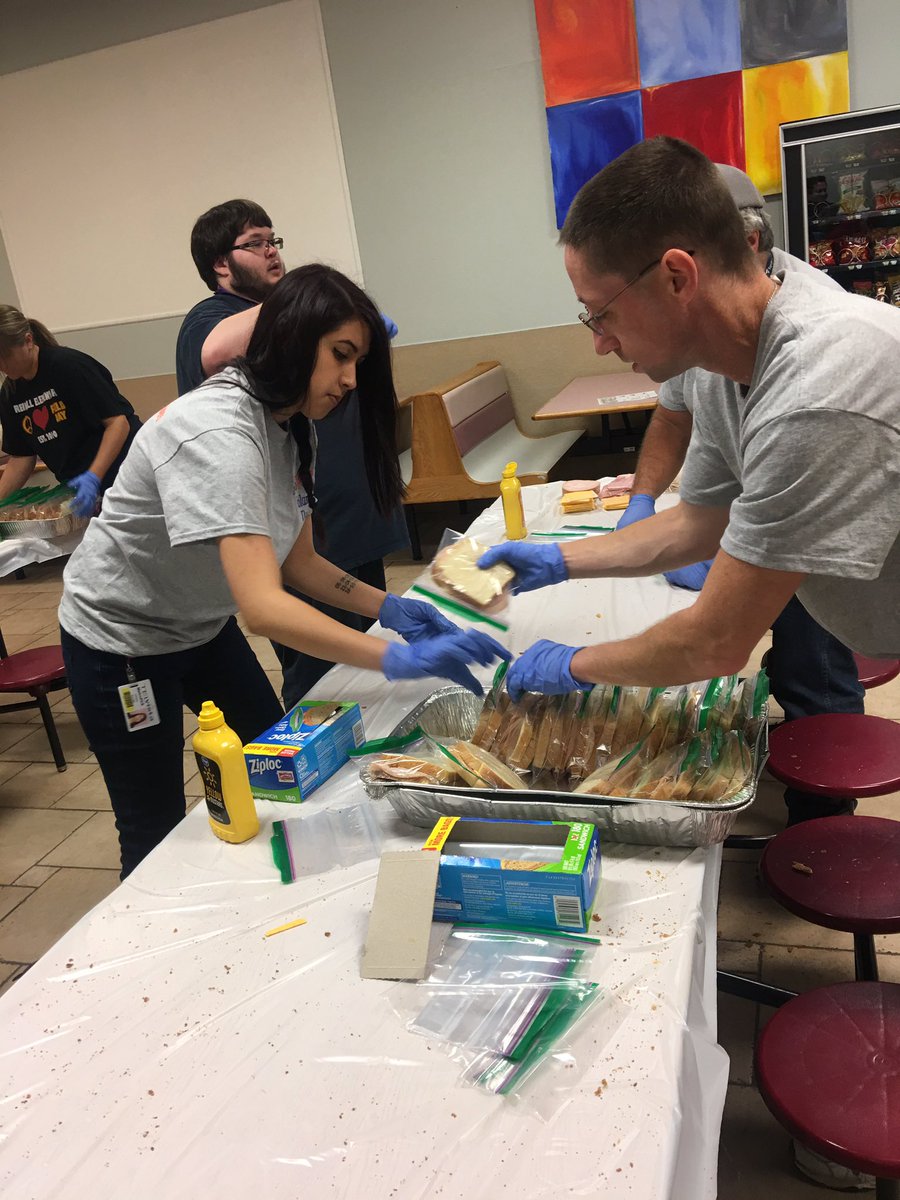 MetroPCSDallas's tweet photo. A lot of fun with great people 😃 volunteer Saturdays @MetroPCSDallas @Greg_MPCS @UralisaN @rgaynier ‼️ https://t.co/qbAY2XwYDM