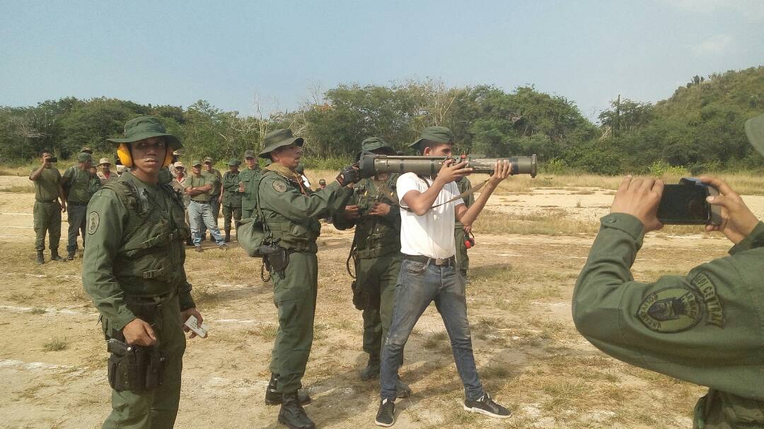 ARB_ESARMAE's tweet photo. #SoberaníaBolivariana2017 garantizando el adiestramiento para la Defensa de la patria @NicolasMaduro @ArmadaFANB @vladimirpadrino @AB_Dnaed https://t.co/Q7Z3wVfkit