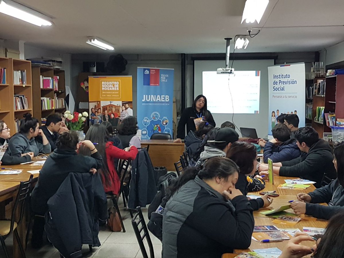 RSH_XII's tweet photo. Charla sobre Registro Social de Hogares en Liceo Donald Mc Intyre Griffiths de la comuna de #cabodehornos #PuertoWilliams https://t.co/um0mGvdWln