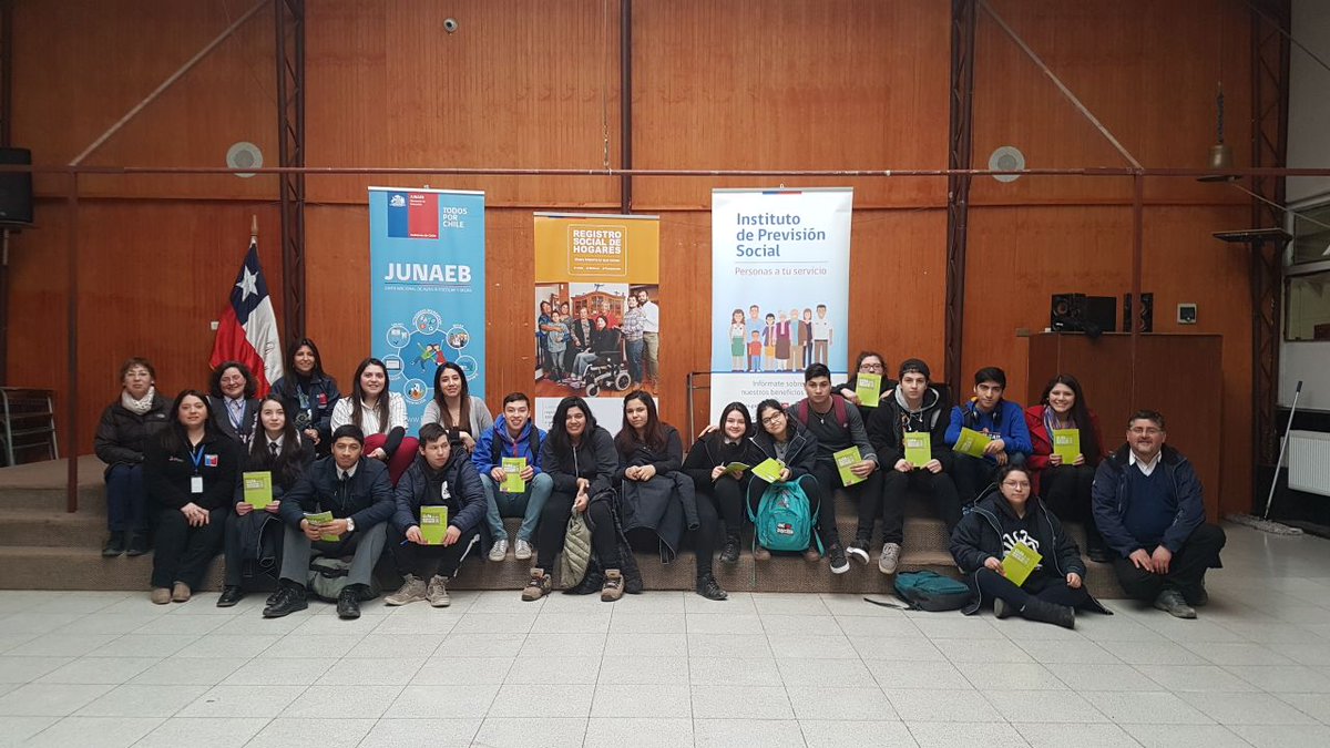 RSH_XII's tweet photo. Charla sobre Registro Social de Hogares en Liceo Donald Mc Intyre Griffiths de la comuna de #cabodehornos #PuertoWilliams https://t.co/um0mGvdWln