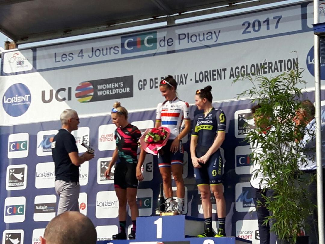 TremolieresC's tweet photo. 4 jours #CIC de @GrandPrixPlouay. Podium @UCIWomenCycling #CICOuest remet le prix à Pauline Ferrand-Prévot 🇫🇷 2ème. Bravo à toutes ! https://t.co/XkLlAfWO7t