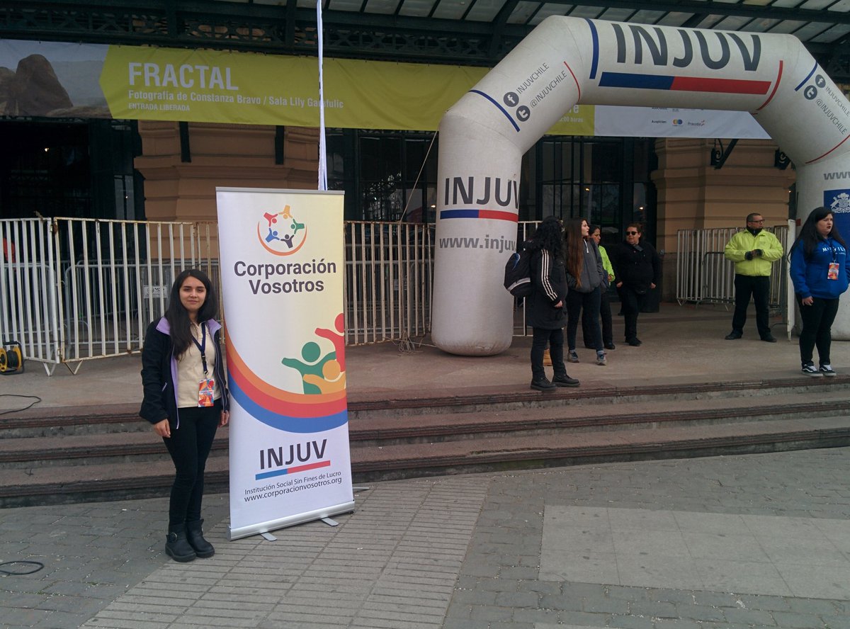 CorpVosotros's tweet photo. Nos encontramos en el exterior de @EstacionMapocho para el retiro de las entradas #CumbreJoven.

¡Felicitaciones a los ganadores! 🎊🎈🎉 https://t.co/fh3kPchUWW