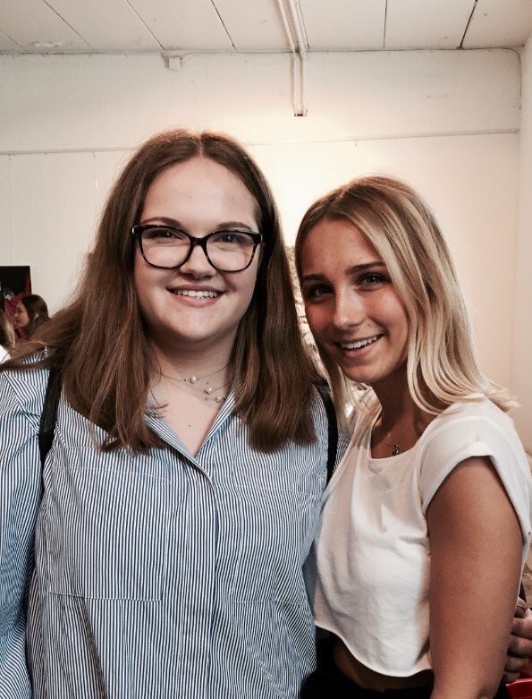 moerchenn's tweet photo. Es war schön dich heute mal zu treffen 👯💛 @xemiilouise Hoffe du hast dich über mein Geschenk gefreut 🙋🏼 https://t.co/ulG0JyHPk7