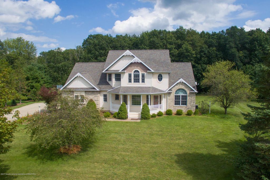 ADronemedia's tweet photo. A lovely home &amp; a nice-sized yard with room to grow. This home is perfect for a family! #Williamston #LoveLansing https://t.co/5sjklAVD52 https://t.co/WuNNByHPCz