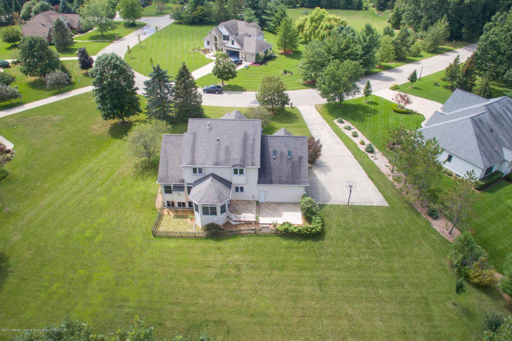 ADronemedia's tweet photo. A lovely home &amp; a nice-sized yard with room to grow. This home is perfect for a family! #Williamston #LoveLansing https://t.co/5sjklAVD52 https://t.co/WuNNByHPCz