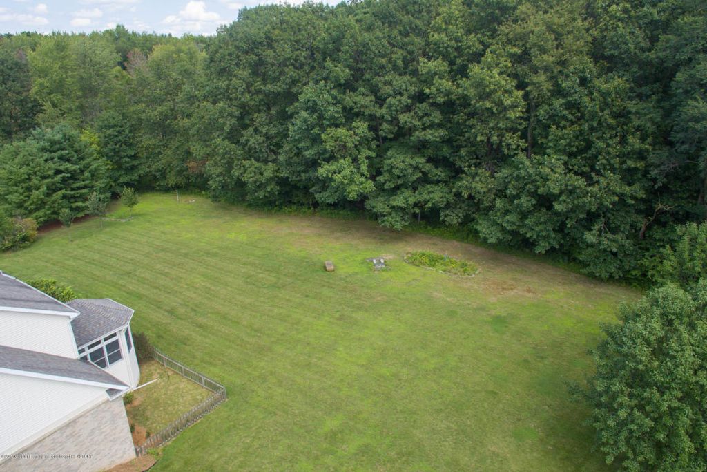 ADronemedia's tweet photo. A lovely home &amp; a nice-sized yard with room to grow. This home is perfect for a family! #Williamston #LoveLansing https://t.co/5sjklAVD52 https://t.co/WuNNByHPCz
