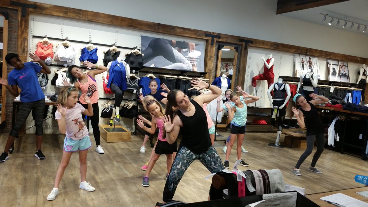 AthletaBriargte's tweet photo. Super fun class with Sundance Studio this morning! #hiphop #AthletaGirl #Athleta #PowerOfShe https://t.co/IYMAHionzL