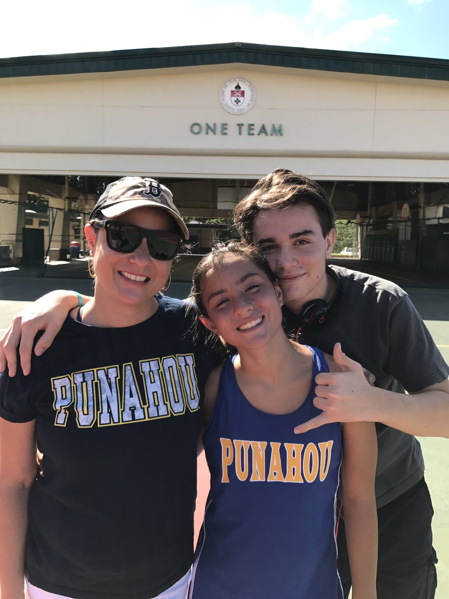 PeterBBoylan's tweet photo. .@NicoleRino's legacy of ILH running continues with Rino 2.0 Great job! #GoBug (For the record, @NicoleRino is @Iolani_Alumni ) 😂 https://t.co/smvZUpJXvE